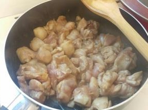 热油后加入鸡肉炒到6成熟。