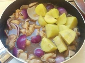 再加入洋葱和土豆，红萝卜再加入大量水，差不多满鸡肉就行。再加入剩下的蚝油。