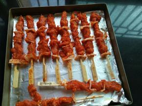 骨肉相连摆放烤盘上