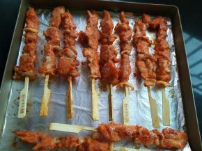 拿出来翻个面，撒孜然粉和胡椒粉，再放回烤箱，继续烤10分钟