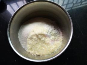 椰蓉、奶粉、低筋面粉和细砂糖称好