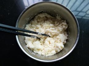 用筷子搅拌均匀