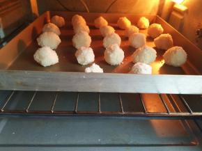 烤箱中层140℃预热5分钟,烤25分钟