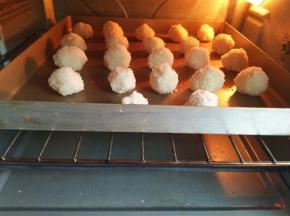 烤箱中层140℃预热5分钟,烤25分钟
