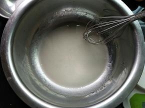 水和玉米油搅打均匀