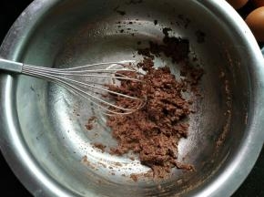 搅拌均匀，此时预热烤箱180℃