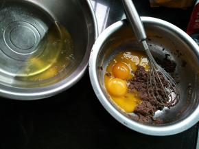 分离鸡蛋，蛋白装入干净的盆里，蛋黄放入面糊里，用手动打蛋抽搅拌均匀，z字形搅拌