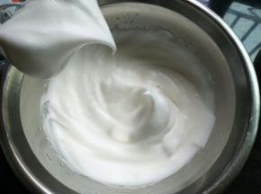 蛋白里加入细砂糖，进行打发，湿性发泡即可，提起打蛋器呈大弯钩
