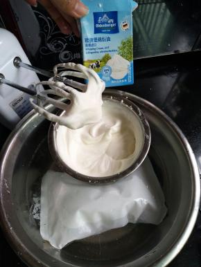 取180克淡奶油加18克细砂糖进行打发，打硬