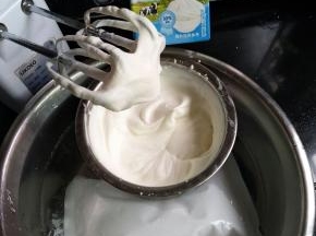取180克淡奶油加18克细砂糖进行打发，打硬