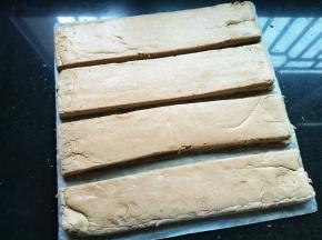 把蛋糕片均匀的切成4片，宽度要一样哦