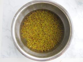 绿豆洗净，用清水浸泡12小时。