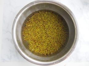 绿豆洗净，用清水浸泡12小时。