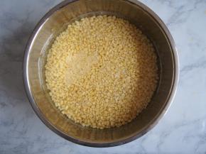 将浸泡好的绿豆轻轻搓去皮，这一步比较费时间，需要反复淘洗才能去干净，嫌麻烦的亲也可以直接买脱皮绿豆哦~