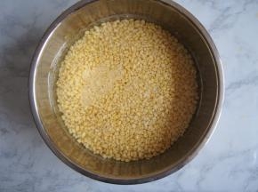 将浸泡好的绿豆轻轻搓去皮，这一步比较费时间，需要反复淘洗才能去干净，嫌麻烦的亲也可以直接买脱皮绿豆哦~