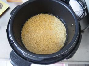 放入高压锅蒸熟，水要少加一点哦，要不然炒的时候比较费时间。