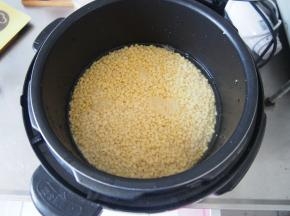 放入高压锅蒸熟，水要少加一点哦，要不然炒的时候比较费时间。