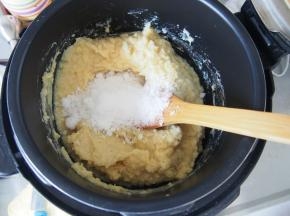 蒸好的绿豆加入白糖搅拌均匀。