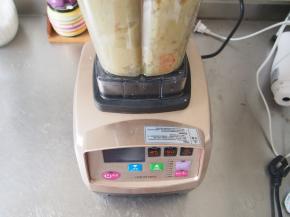 用破壁机或者料理机打成细腻的糊状，也可以用勺子压碎，或者用筛网过筛，这样会比较细腻。