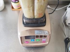 用破壁机或者料理机打成细腻的糊状，也可以用勺子压碎，或者用筛网过筛，这样会比较细腻。