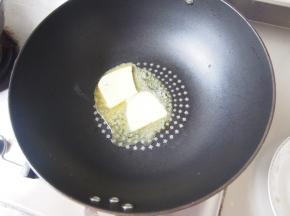 将黄油放入不粘锅中融化。