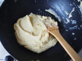 炒至成团即可，不要炒太干了，放凉后会变干一点点哦~