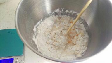 把面团的料加在一起用低速揉成光滑表面。