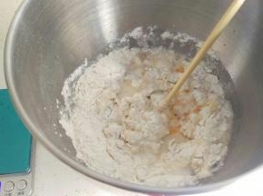 把面团的料加在一起用低速揉成光滑表面。