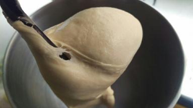 揉到这种后加入黄油（室温），再继续揉出膜。