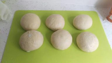 拿出来排气后分割成6个小团，静止20分钟后，再揉成这种小团。记得盖保鲜膜。