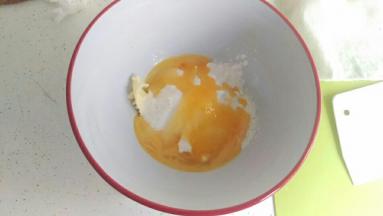 这时候把酥皮全部加在一起，总搅拌棒搅拌均匀，再用手分成6个团，要快，不然手温度太高。