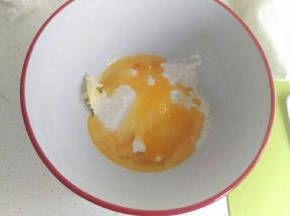 这时候把酥皮全部加在一起，总搅拌棒搅拌均匀，再用手分成6个团，要快，不然手温度太高。