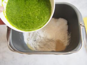 菠菜100g，清水50g用料理机打成菠菜汁，加入面粉中。