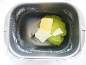 加入黄油，继续揉至出膜。