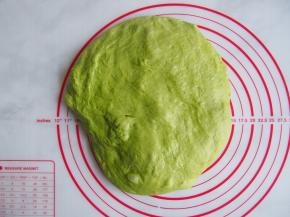 发酵好的面团进行排气。