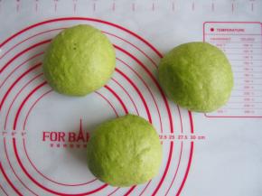 将面团分成三等份，滚圆后松弛15分钟左右。