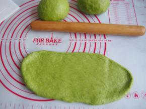 将擀成牛舌状。