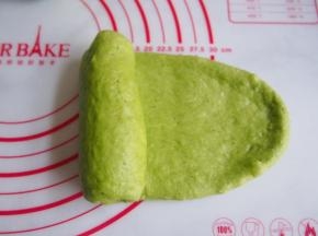 从一侧卷起。