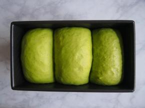 将面团放入吐司盒中，发酵至8分满，烤箱预热至160℃，中下层30分钟左右即可。