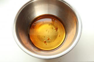 红茶和玉米油混合，搅打至乳化状态。