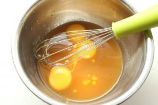 加入蛋黄，混合均匀。