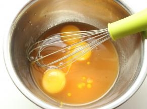 加入蛋黄，混合均匀。