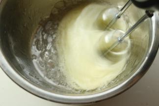 蛋白加入一点点盐和几滴柠檬汁，打发到出现粗泡状态。