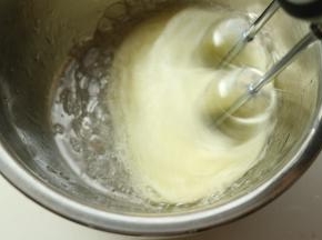 蛋白加入一点点盐和几滴柠檬汁，打发到出现粗泡状态。