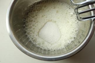 加入所有白糖。