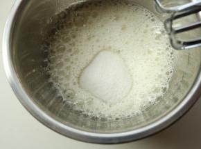 加入所有白糖。