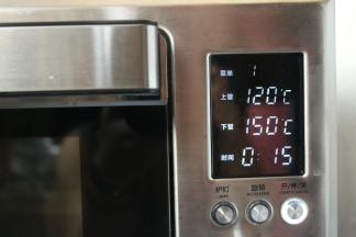 此时开始预热烤箱。上管120度，下管150度，预热 15分钟。