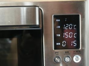 此时开始预热烤箱。上管120度，下管150度，预热 15分钟。