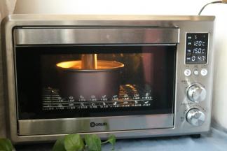 放入烤箱下层，选择蛋糕程序，烤50分钟。