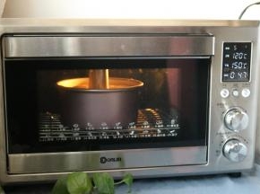 放入烤箱下层，选择蛋糕程序，烤50分钟。